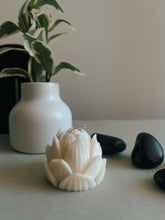 Load image into Gallery viewer, Lotus - sculpture candle