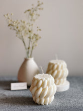 Load image into Gallery viewer, Twirl- sculpture candle