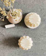 Load image into Gallery viewer, Twirl- sculpture candle