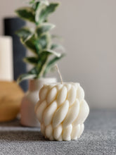 Load image into Gallery viewer, Twirl- sculpture candle